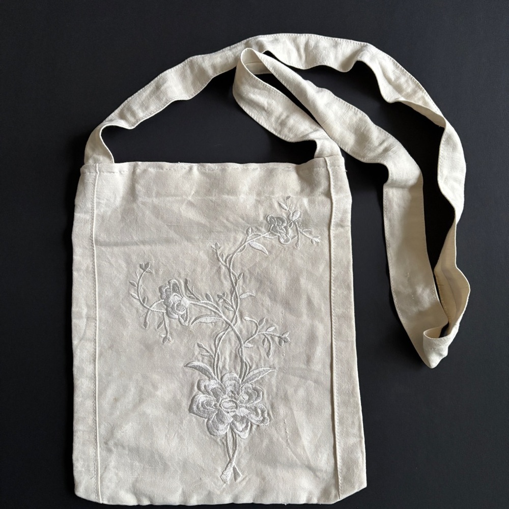 Cream Floral Embroidered Shoulder Bag